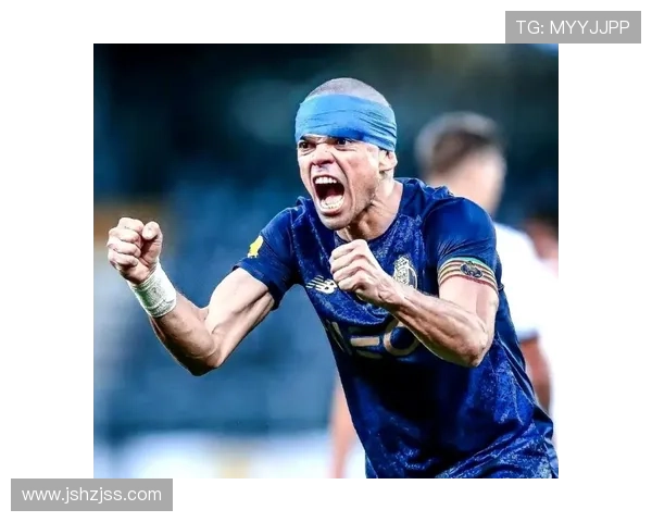 足球明星佩佩在比赛中踢人引发热议视频曝光引发球迷讨论与争议