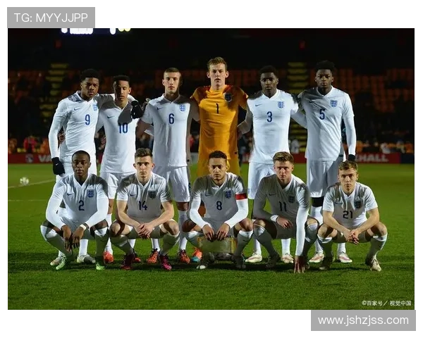 拿花的足球明星在绿茵场上绽放光彩与激情的完美结合